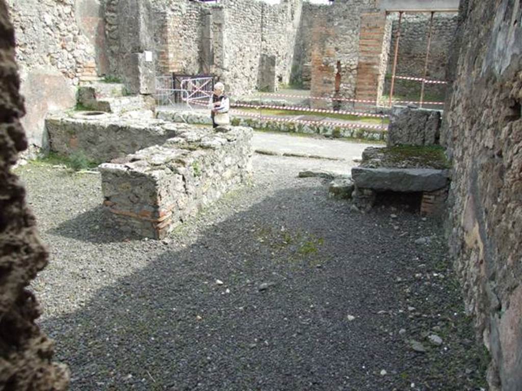 V.2.13 Pompeii,  March 2009.  Looking south from end of corridor towards front of thermopolium and Via di Nola.
