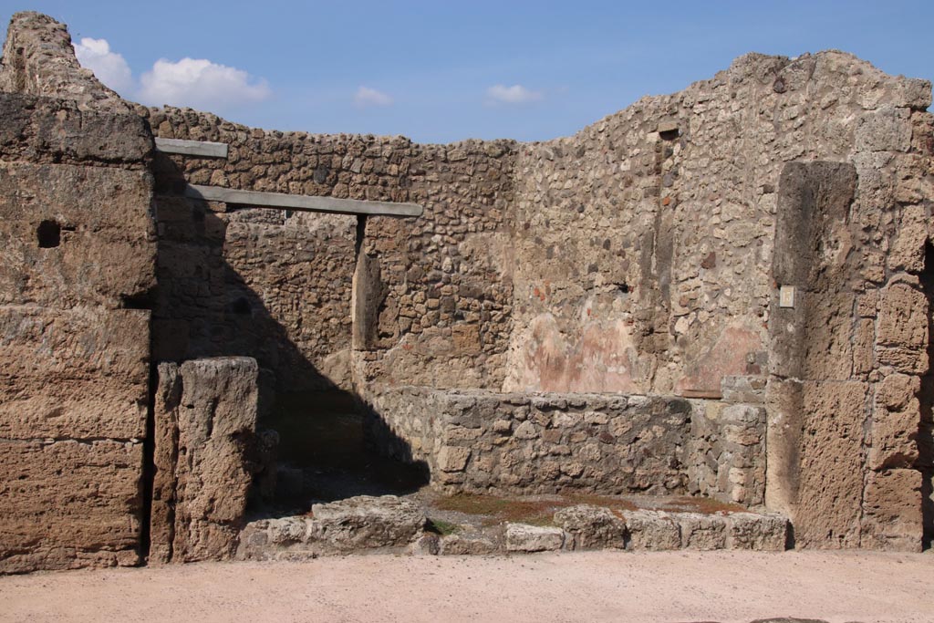 V.2.13 Pompeii. October 2022. Entrance doorway, looking north. Photo courtesy of Klaus Heese.