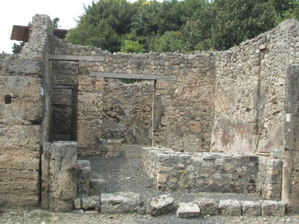 V.2.13 Pompeii. May 2005. Entrance doorway, looking north.