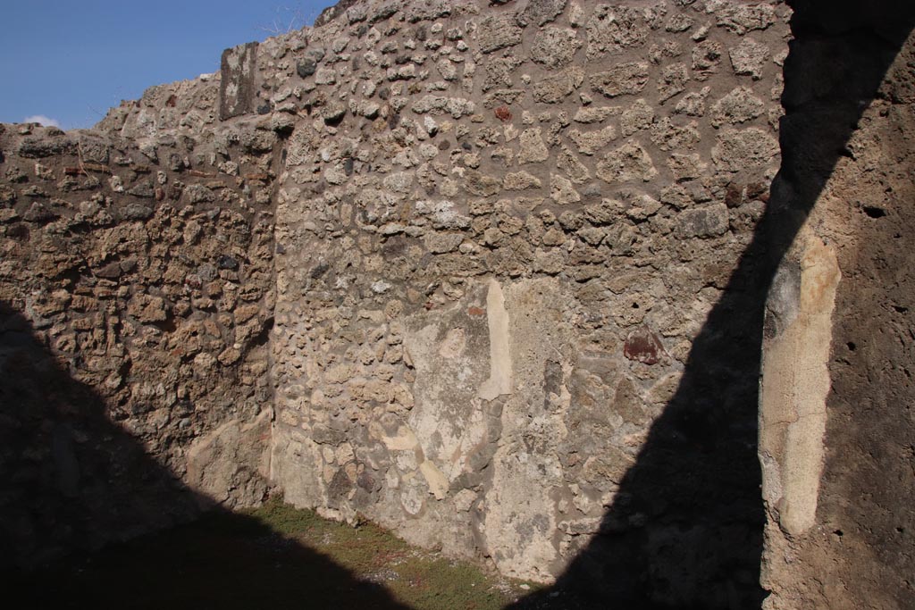 V.2.13 Pompeii. October 2022. Looking towards north-east corner and east wall of rear room. Photo courtesy of Klaus Heese.