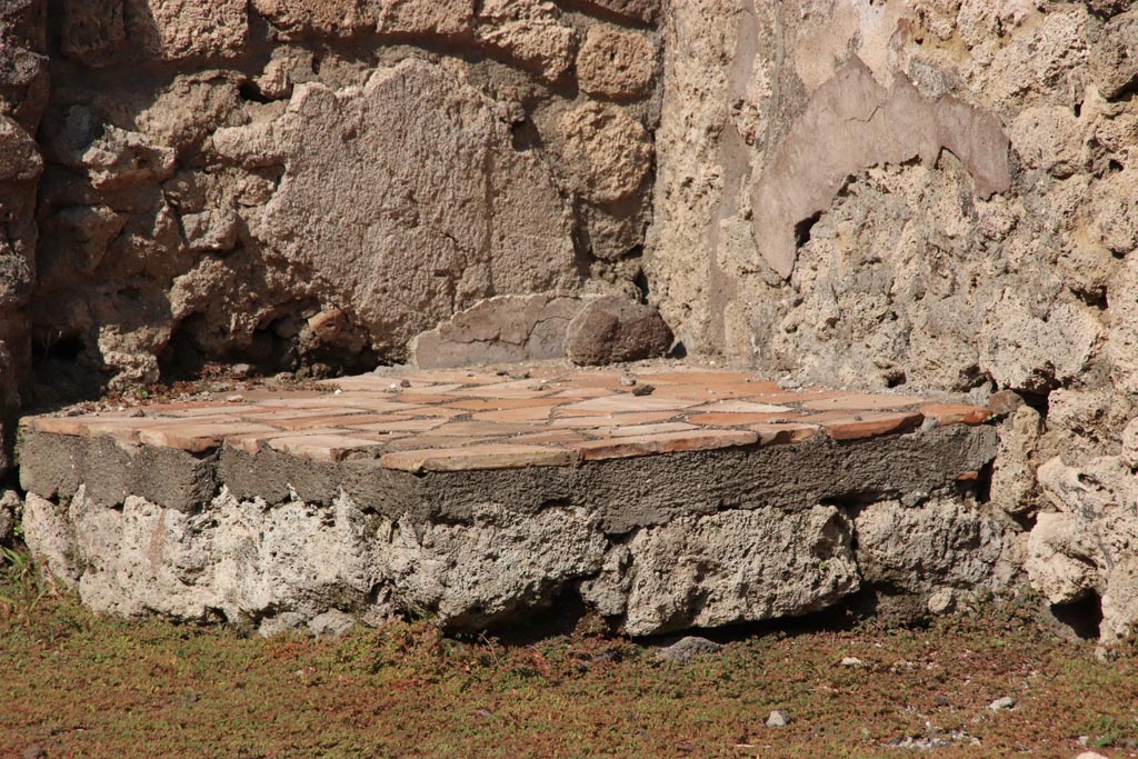 V.2.14 Pompeii. October 2022. Detail of base of stairs in north-east corner. Photo courtesy of Klaus Heese.