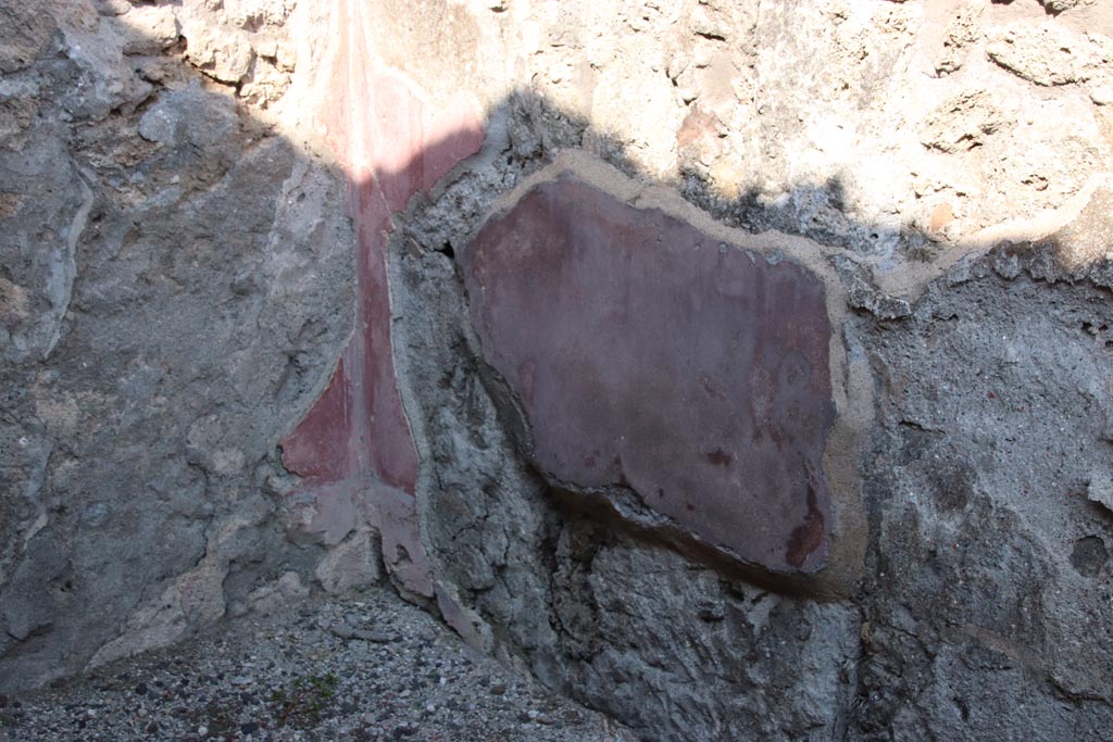 V.2.14 Pompeii. October 2022. Detail of painted plaster from lower north-east corner of rear room. Photo courtesy of Klaus Heese.