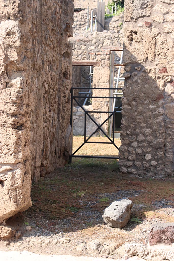 V.2.16 Pompeii. October 2022. 
North-west corner of shop with doorway into atrium of V.2.15. Photo courtesy of Klaus Heese.
