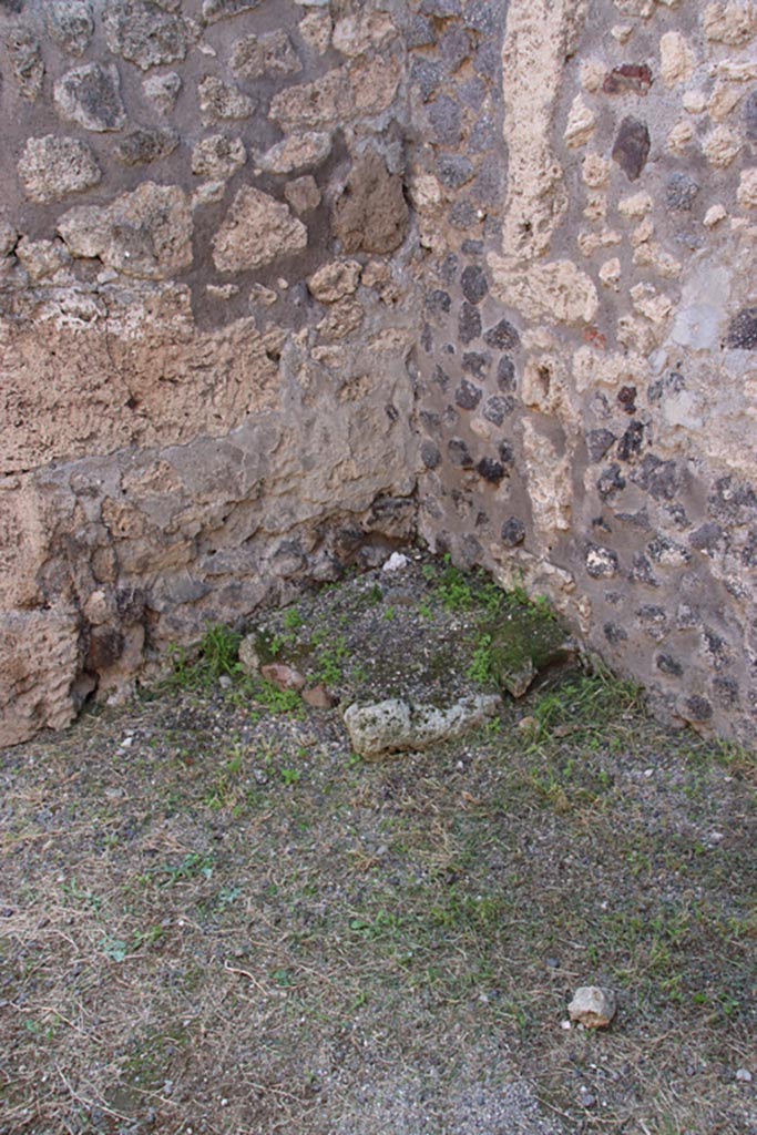 V.2.17 Pompeii. October 2022. 
South-west corner of middle room, base of steps to upper floor. Photo courtesy of Klaus Heese.
