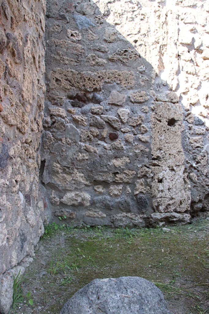 V.2.17 Pompeii. October 2022. North wall of rear room in north-west corner. Photo courtesy of Klaus Heese.