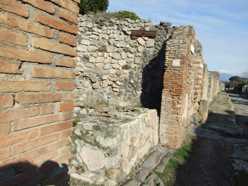 V.2.19 Pompeii. December 2007. Looking east across entrance to thermopolium on Via di Nola.