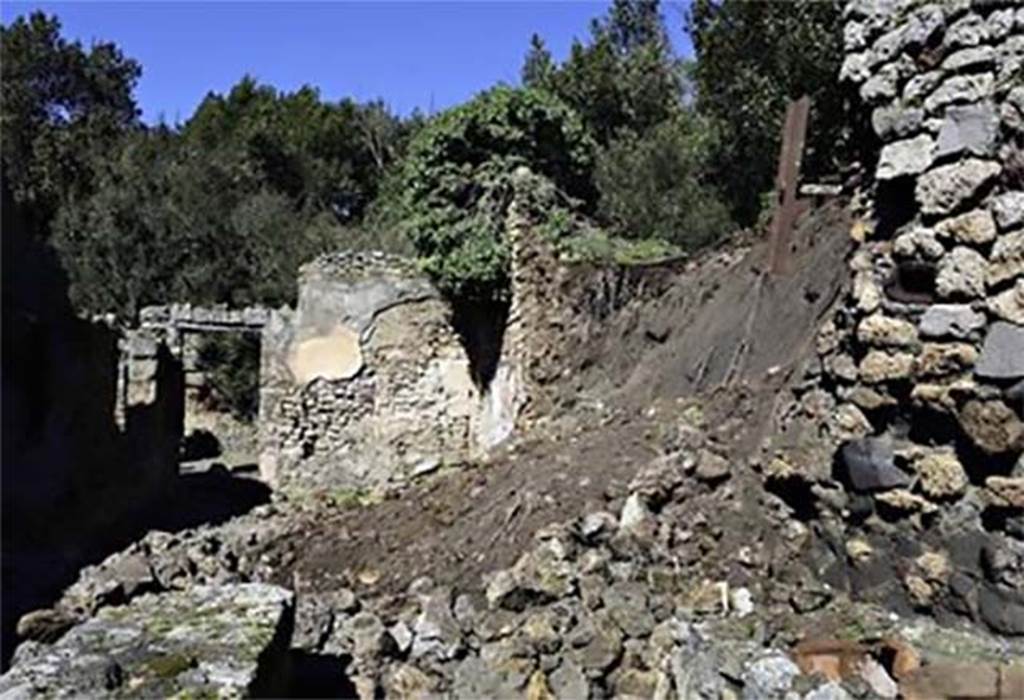 V.2.19 Pompeii. March 2014. Entrance, looking north. Collapse of east wall.