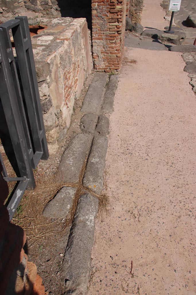 V.2.19 Pompeii. October 2022. 
Looking east along doorway threshold. Photo courtesy of Klaus Heese.
