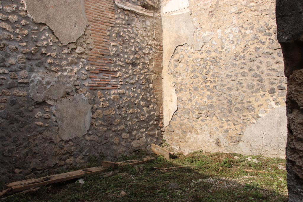 V.2.20 Pompeii. October 2022. Looking north-east across triclinium. Photo courtesy of Klaus Heese.