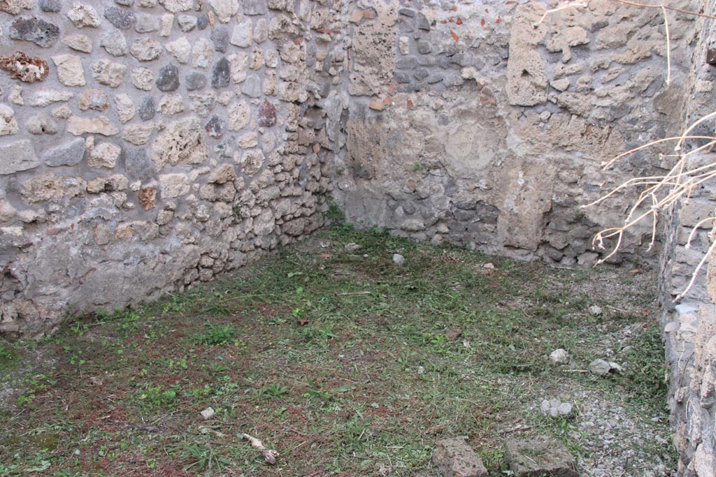 V.2.20 Pompeii. October 2022. 
Looking north-west across garden area, with window into triclinium, on right. Photo courtesy of Klaus Heese.
