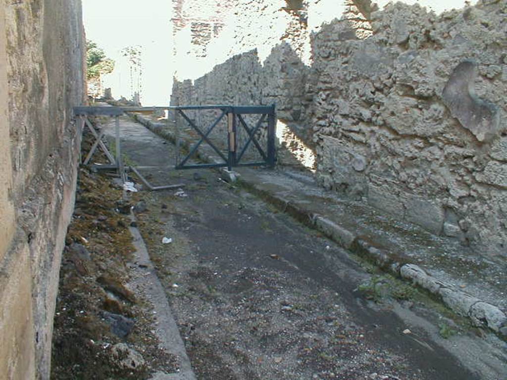 V.1 Pompeii. Vicolo di Cecilio Giocondo, looking north.     V.2.a (side wall)