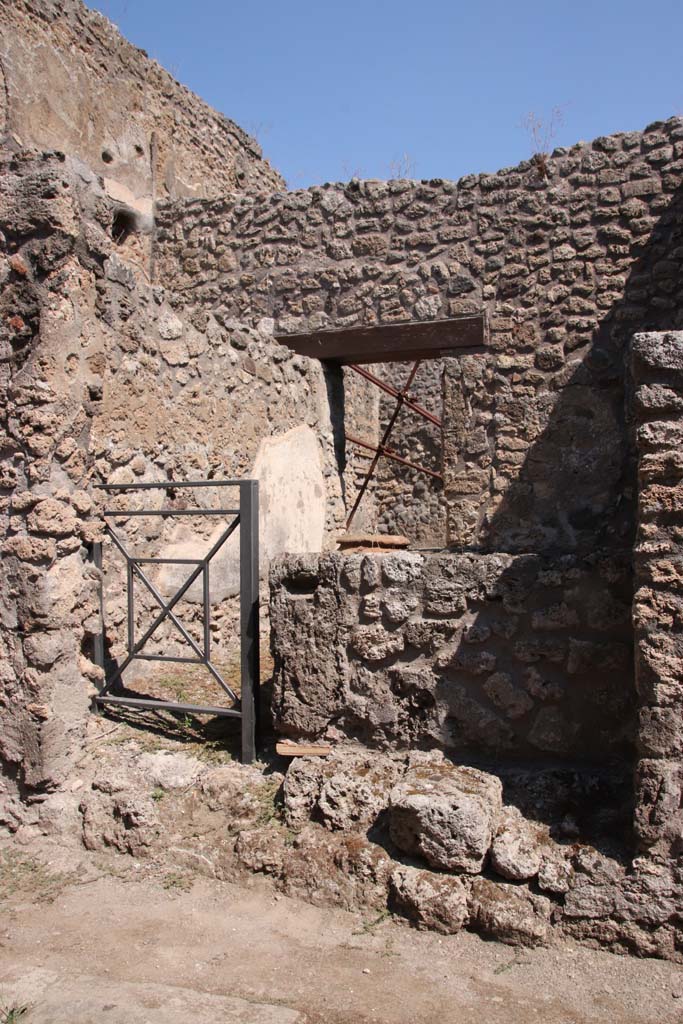 V.2.b Pompeii. September 2021. 
Looking north towards entrance doorway. Photo courtesy of Klaus Heese.
