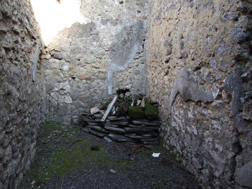 V.2.c Pompeii. December 2007. Room “d”, cubiculum. Looking towards rear of room.
Cubiculum “d” had a wooden threshold.
The south and east walls had a simple decoration to the height of 1.50 m., above the wall was covered with rough plaster, and so were the entire north and west walls. 
In the corner to the right of the entrance were two shelves. 
In the back of the left wall was a recess for the short side of a bed. 
The possible use of the room was indicated by the graffito on the right wall.

HIC FVTVI(t)
XIX KSIIP XIII K SII

According to Epigraphik-Datenbank Clauss/Slaby (See www.manfredclauss.de) this reads

Hic futui
XIX K(alendas) Sep(tembres) XIII K(alendas) Sep(tembres)       [CIL IV, 4260]

See BdI, 1885, p. 253

