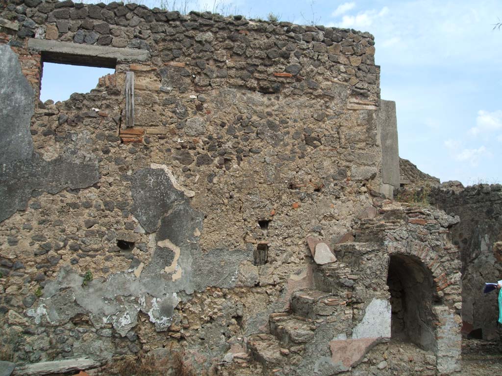 V.2.d Pompeii. May 2005. East wall of rear room “l” (L), in area of usual peristyle, with steps to upper floor and cupboard or small room underneath.