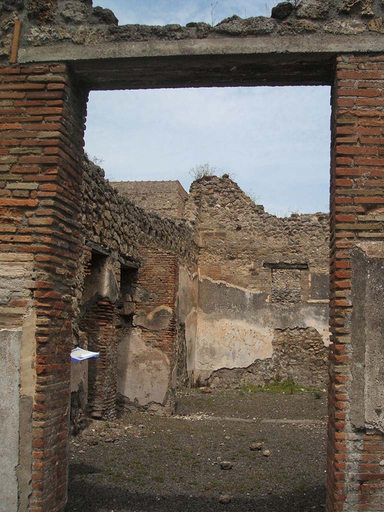 V.2.e Pompeii. May 2005. Entrance doorway, looking east.
According to Liselotte Eschebach three great circular bronze amphitheatre trumpets (tubae) were found in V.2.e.
See Eschebach, L., 1993. Gebäudeverzeichnis und Stadtplan der antiken Stadt Pompeji. Köln: Böhlau.
According to Mau, and the NdS 1884, these were found in V.2.c room “b”.
See Bullettino dell’Instituto di Corrispondenza Archeologica (DAIR), 1885, p. 252.
See Notizie degli Scavi di Antichità, 1884, p. 52-3.
According to Della Corte, they were excavated in the caupona found immediately to the south of the posticum of the Casa di Albucio Celso.
See Della Corte, M., 1965. Case ed Abitanti di Pompei. Napoli: Fausto Fiorentino, p. 108. 
