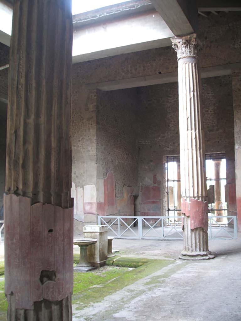 V.2.i Pompeii.  May 2005. Room 1, atrium, looking south across to tablinum.