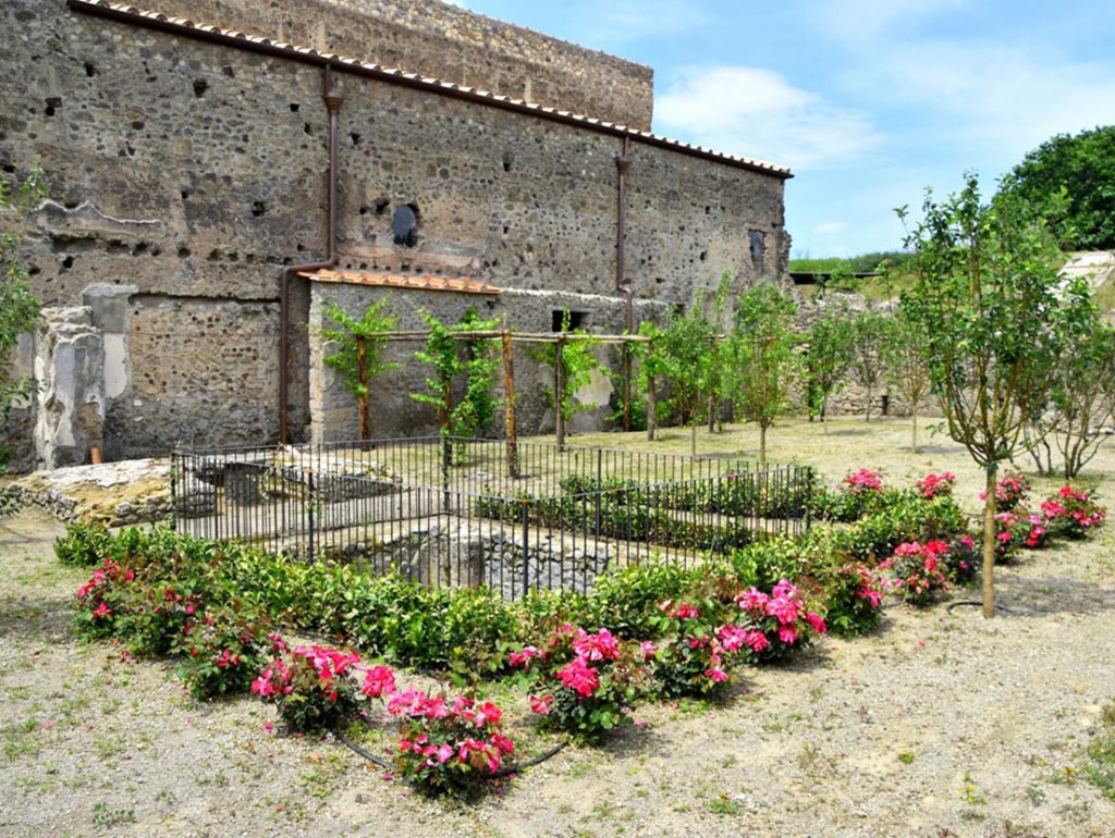 V.2.i Pompeii. July 2023. 
Room 25, large garden area to east of house with triclinium and fountain pool, looking north-west.
Photograph © Parco Archeologico di Pompei.

