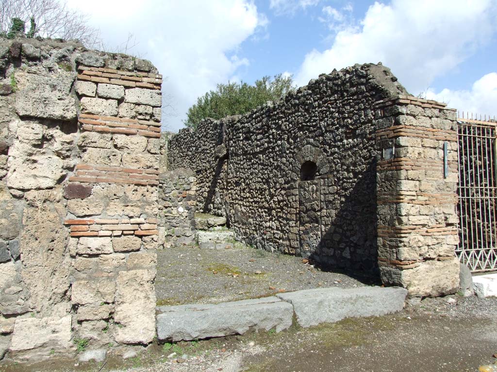 V.3.3 Pompeii. March 2009. Entrance doorway and east wall.