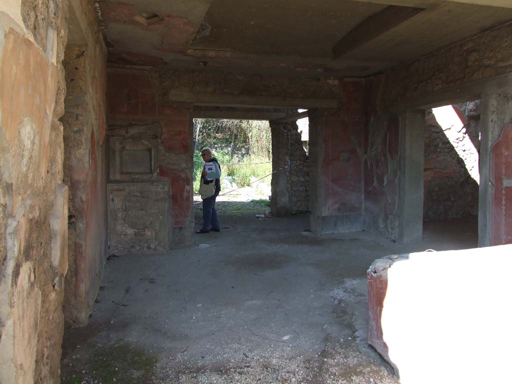 V.3.4 Pompeii. March 2009. Tablinum on north side of portico, with three doorways and an aedicula lararium.