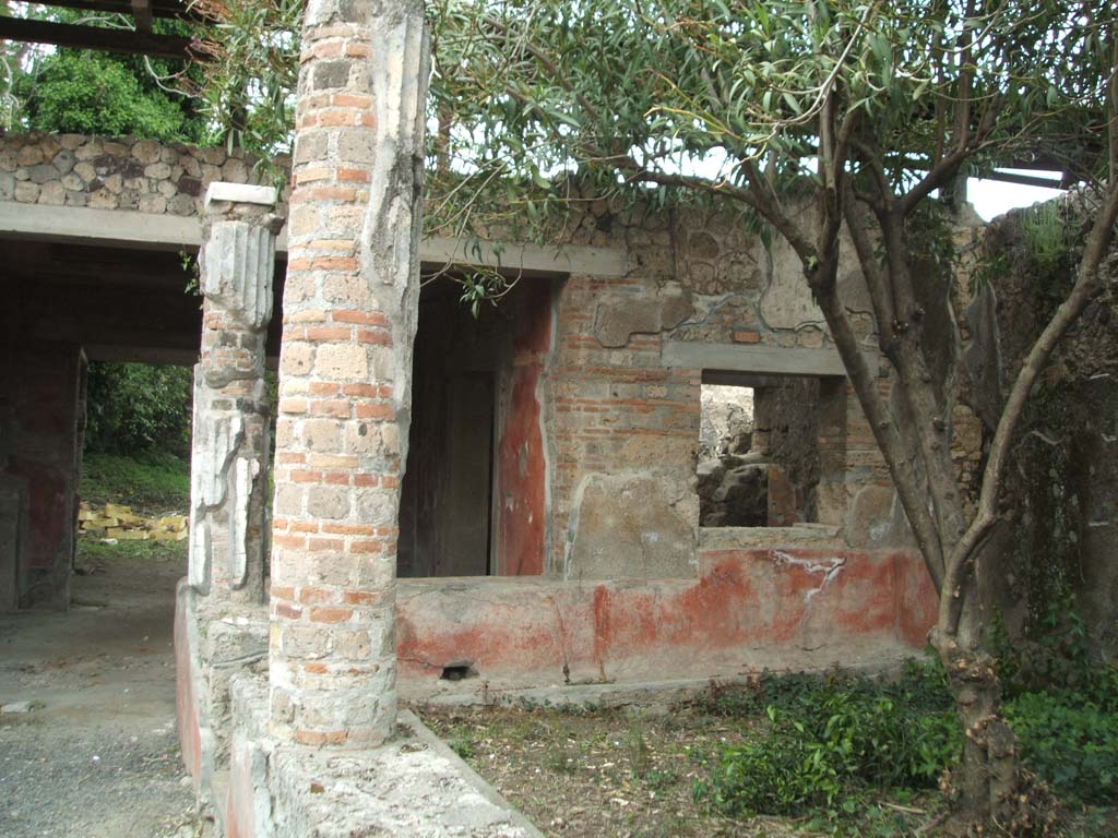 V.3.4 Pompeii, May 2005. North-west corner of portico with two white stuccoed and grooved columns.
According to NdS, in one of the grooves on the first column, a graffito of a head of a gladiator was found, with his profile turned to the left (0.085 high).
See Notizie degli Scavi di Antichità, 1905, (p.206).
