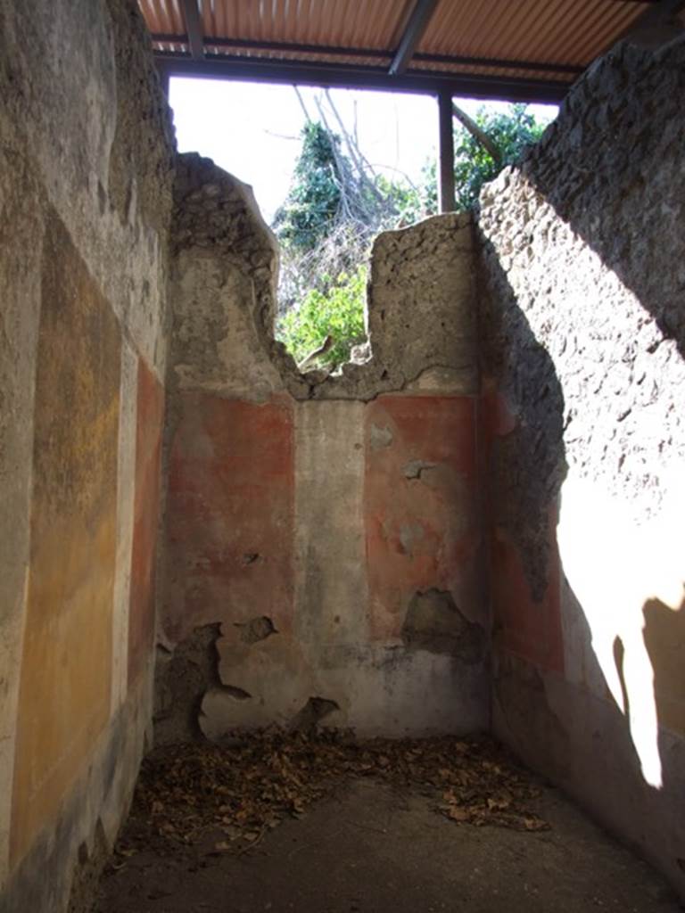 V.3.4 Pompeii. March 2009. Cubiculum.  West wall with window.