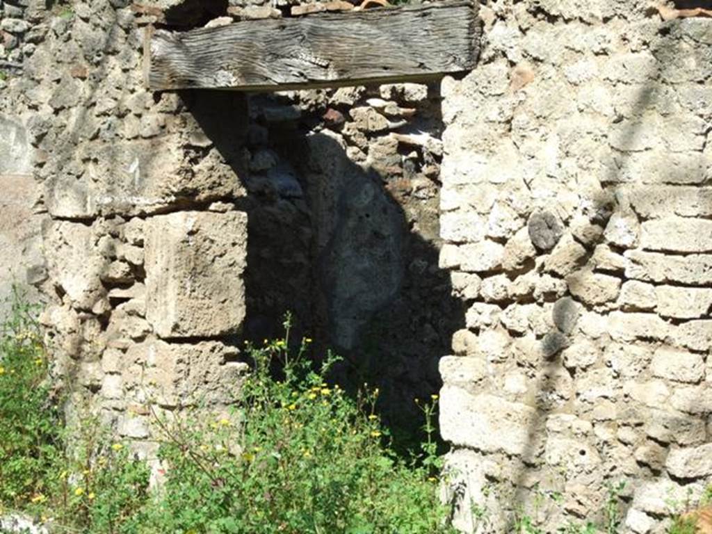 V.3.4 Pompeii. March 2009.  Doorway to large room in East side of Garden area.