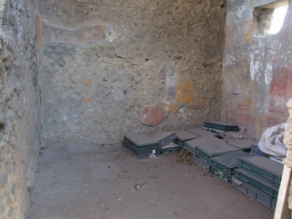 V.3.4 Pompeii. March 2009. Rear room on east side of tablinum, south-east corner. According to Sogliano, this room also had an opus signinum floor leading from the front room. Each wall was covered in painted plaster showing three large panels, the centre being red and the sides were yellow. The painting in the centre of the red panels varied.
In the north and south walls there was a rectangular panel showing on the north a bird, but nearly unrecognisable, but probably a game bird, on the south wall a game bird pecking at cherries on the floor. On the east wall, in the centre panel, two doves, also shown on the facing wall. The top of the wall, with a white background, was decorated with numerous green branches, and birds of various species. On the east wall, an owl was seen.
The base of the wall was divided into red panels with plants, by yellow pilasters. This room also had a barrel-vaulted roof. See Notizie degli Scavi di Antichit, 1905, (p.209)
