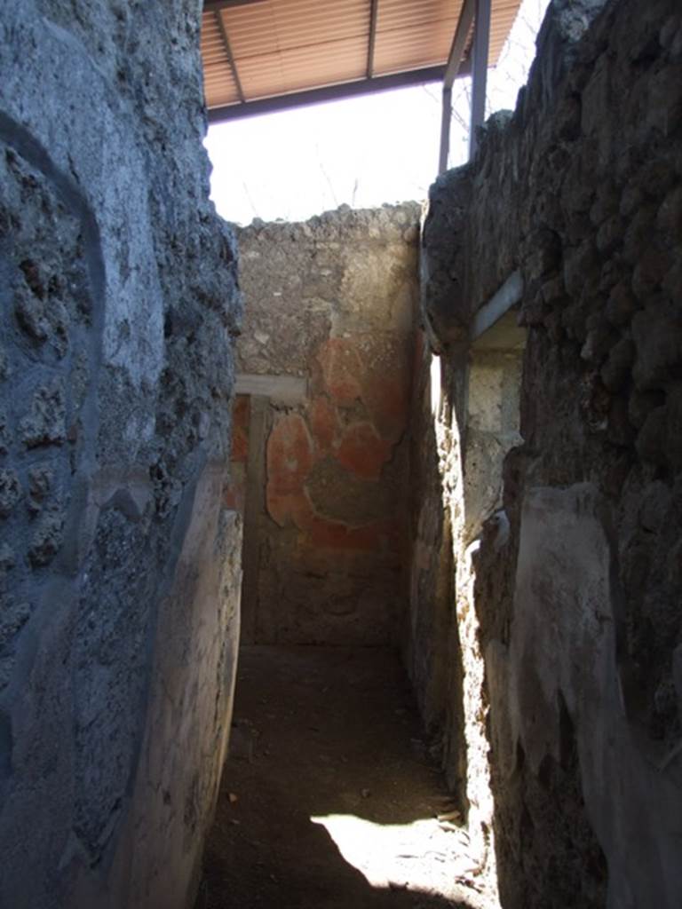 V.3.4 Pompeii. March 2009.  Corridor looking west to north west corner of front room.