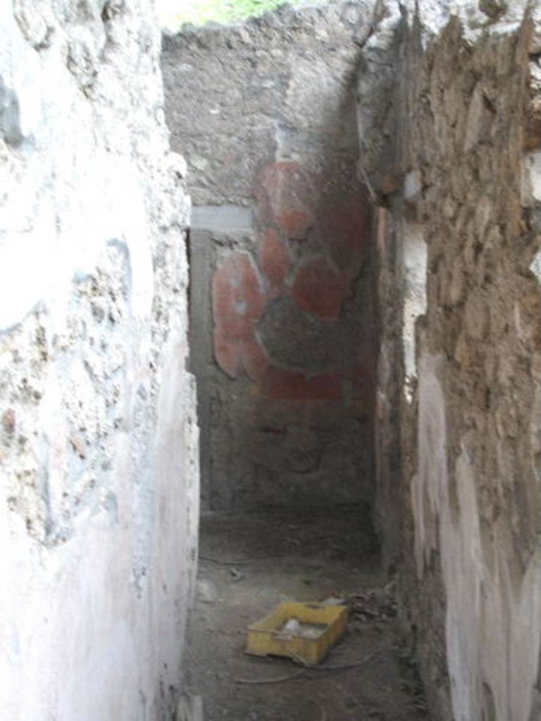 V.3.4 Pompeii. March 2009.  Corridor looking west to north west corner of front room.