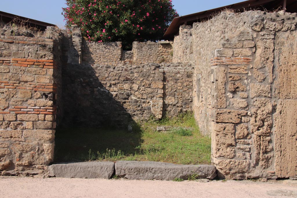 V.3.5 Pompeii. October 2023. Looking north towards entrance doorway. Photo courtesy of Klaus Heese.