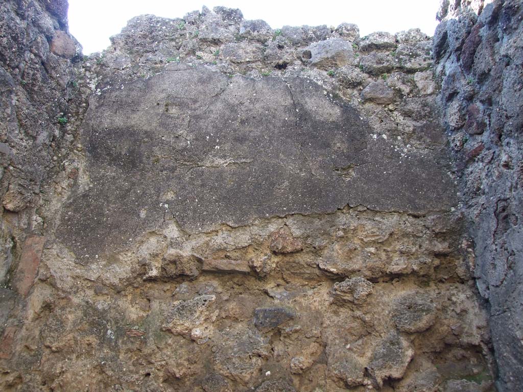 V.3.8 Pompeii. March 2009. Narrow room on west side of entrance corridor. Groove in west wall.