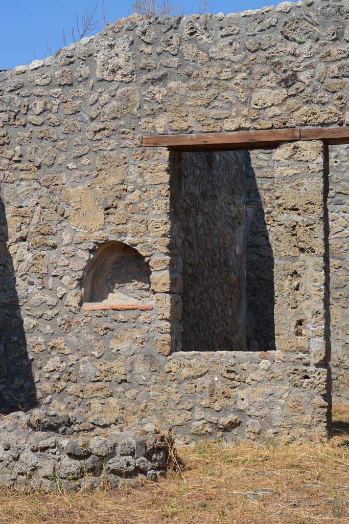 V.3.8 Pompeii. September 2019. Niche and window in north-west corner of atrium bakery area.
Foto Annette Haug, ERC Grant 681269 DÉCOR.
