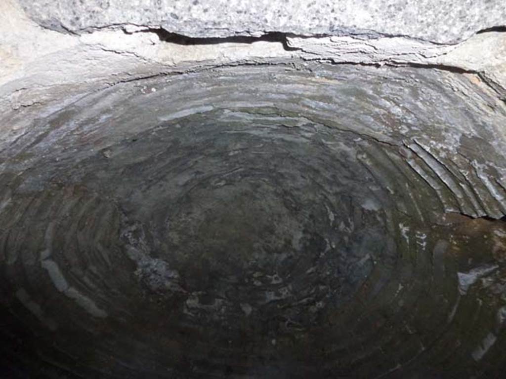 V.3.8 Pompeii. June 2012. Interior of oven. Photo courtesy of Michael Binns.