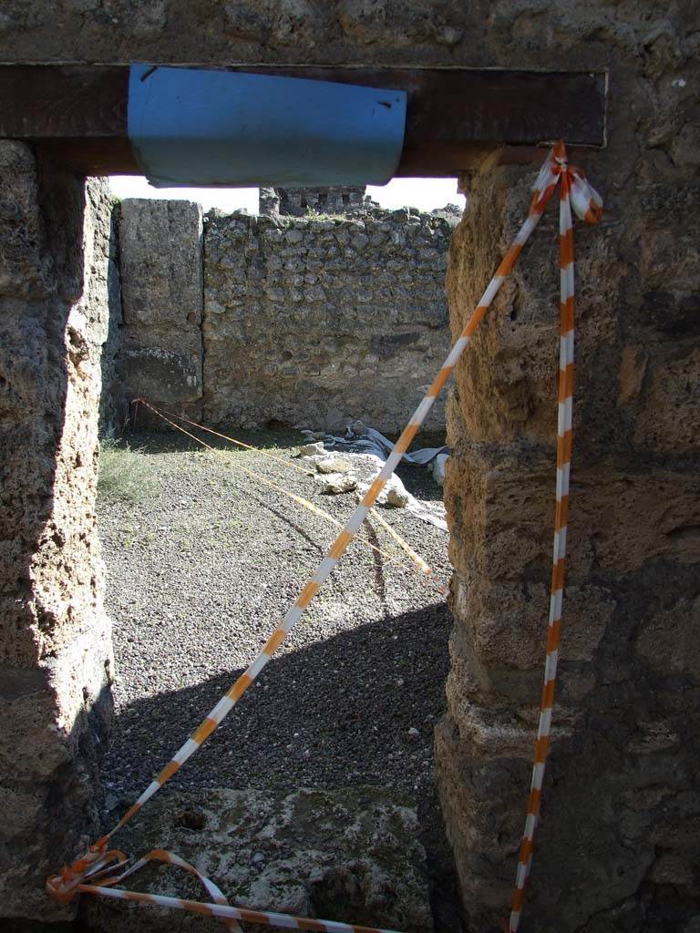 V.3.8 Pompeii. March 2009. Doorway to large room behind oven.