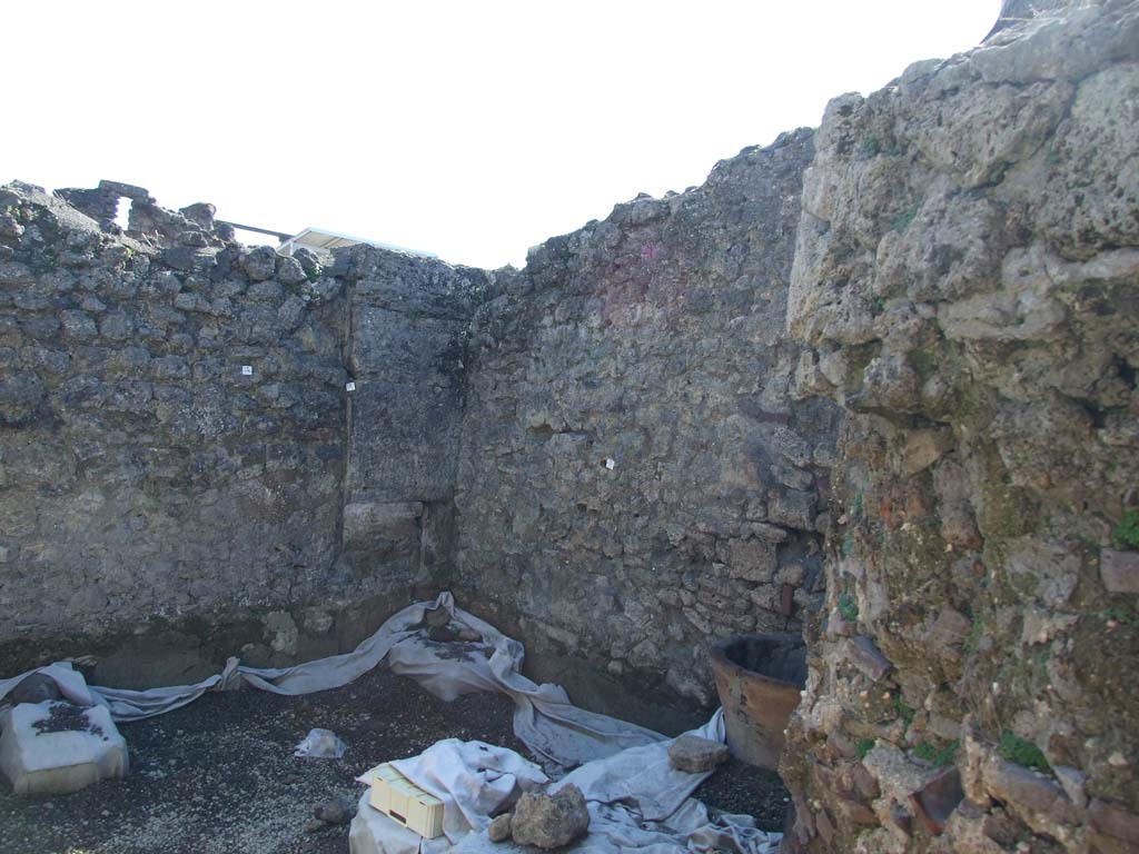 V.3.8 Pompeii. March 2009. South-west corner of large room behind oven. 