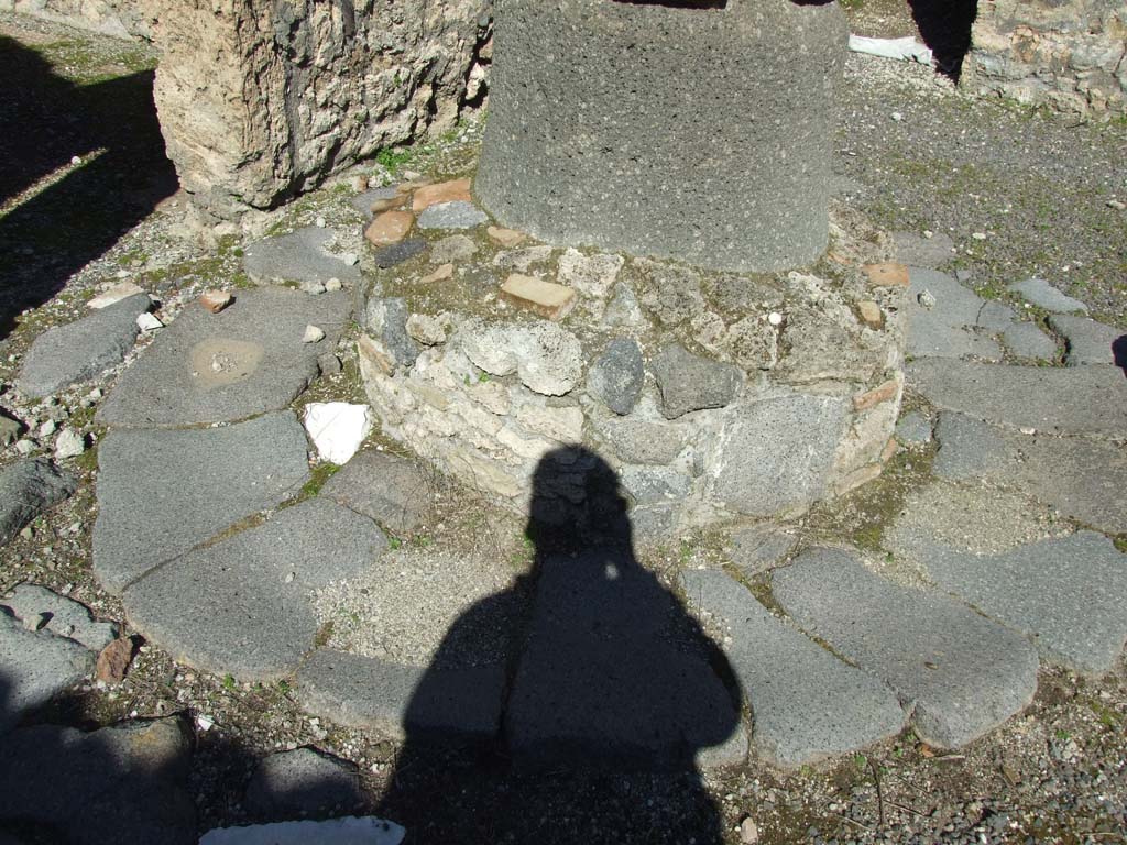 V.3.8 Pompeii. March 2009. Atrium bakery area with stone floor showing wear from use of mill.