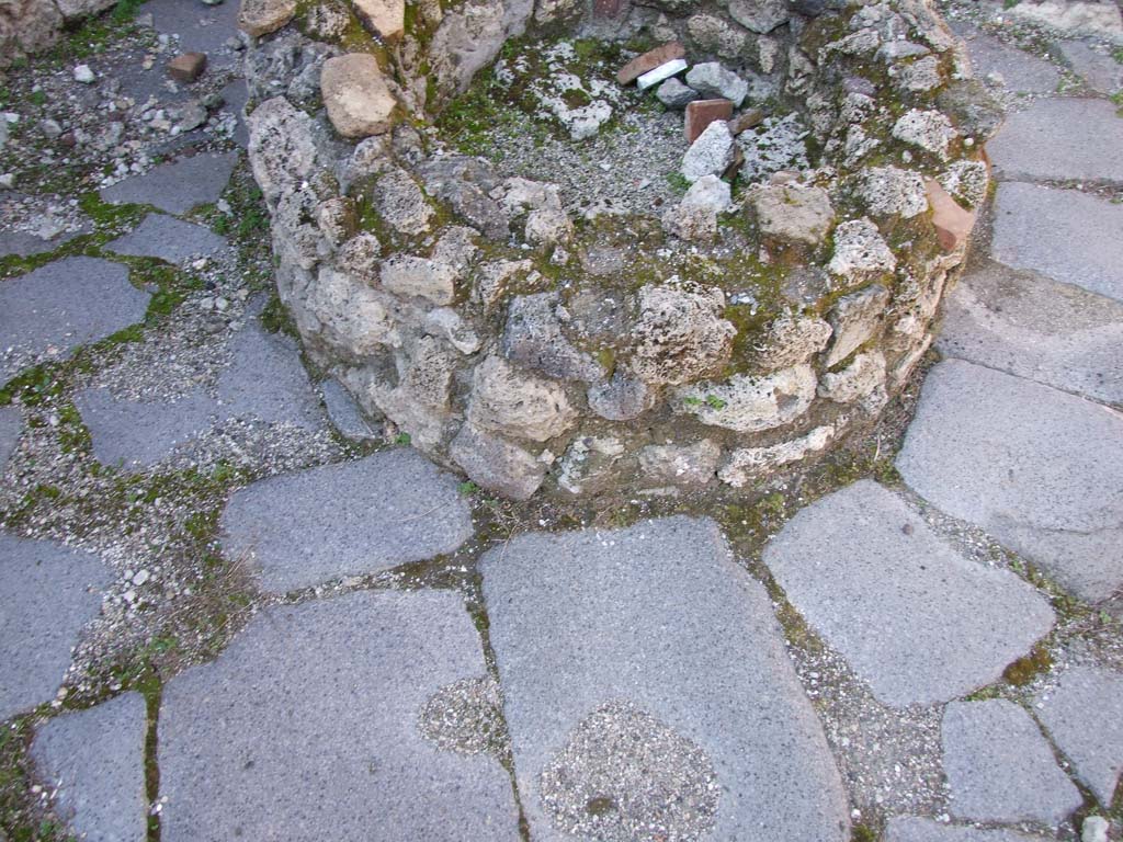 V.3.8 Pompeii. March 2009. Atrium bakery area showing stone floor around mill.