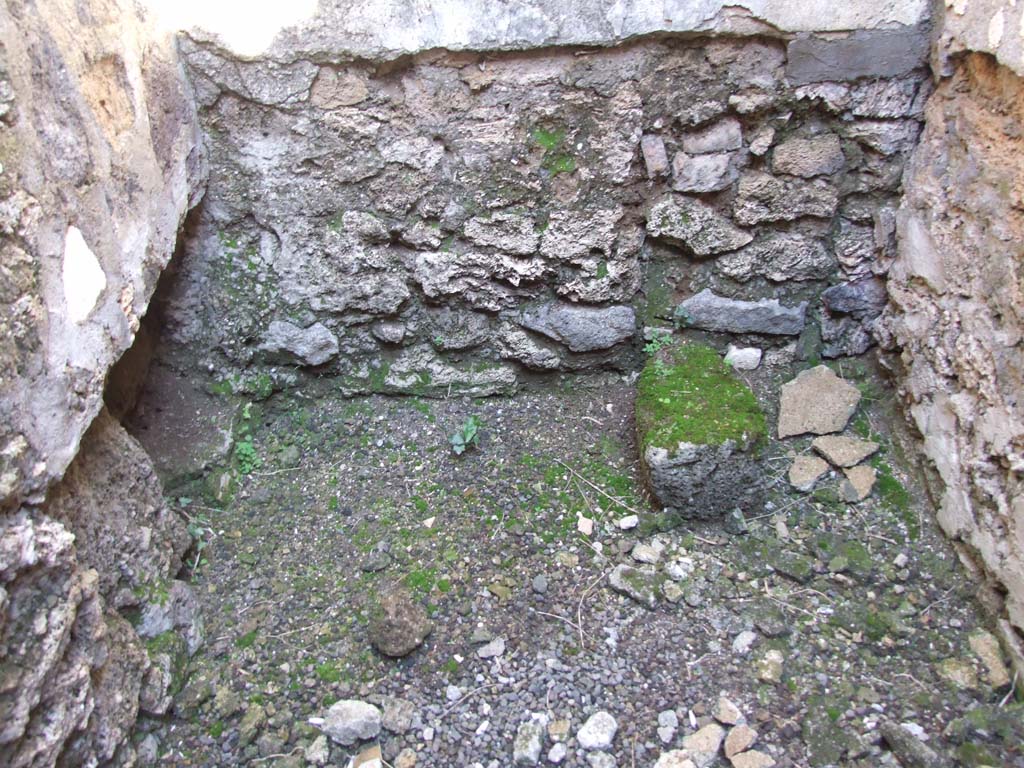 V.3.8 Pompeii. March 2009. Latrine.