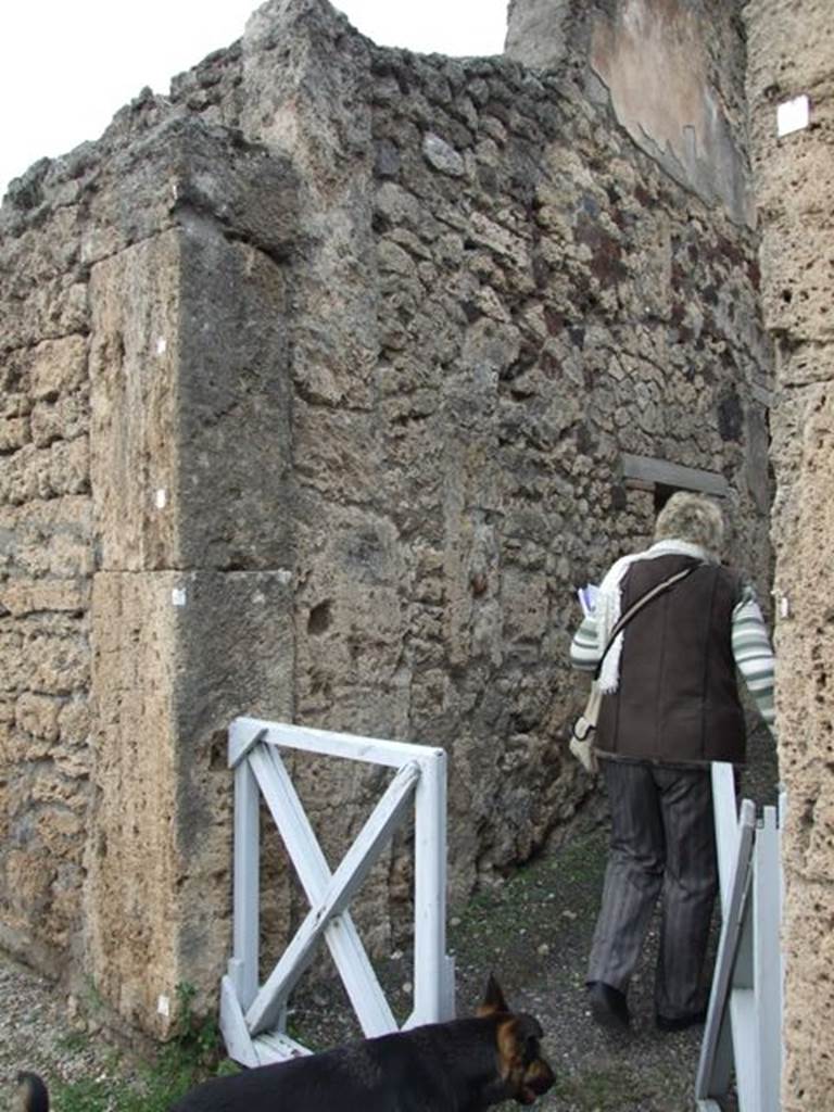 V.3.8 Pompeii.  December 2007.  West wall of entrance fauces.  Note the double thickness of the front wall.  This was to align the building with others along the south side of the insula.  See Van der Poel, H. B., 1986. Corpus Topographicum Pompeianum, Part IIIA. Austin: University of Texas. (p.76).