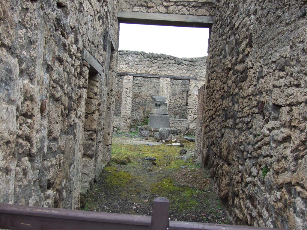 V.3.8 Pompeii. May 2010. Looking north along entrance fauces to bakery.