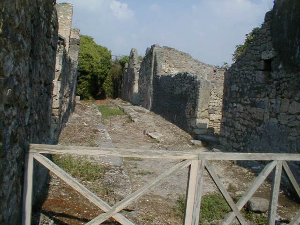 V.3.10 Pompeii. May 2005. North end of Vicolo di M. L. Frontone.          V.4