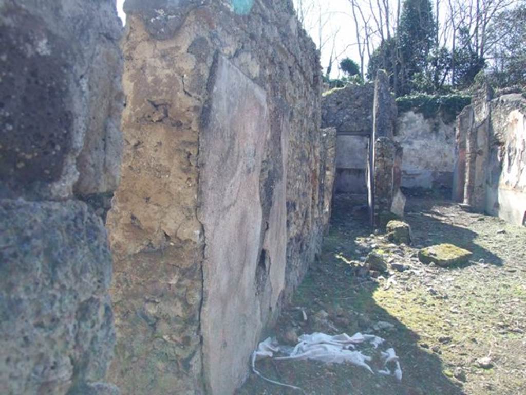 V.3.10 Pompeii. March 2009.  Looking west from entrance doorway along south side of atrium towards passageway to garden. According to Eschebach, CIL IV 6714 was found on the south side of the atrium. 
See Eschebach, L., 1993. Gebäudeverzeichnis und Stadtplan der antiken Stadt Pompeji. Köln: Böhlau. (p.139)

According to Epigraphik-Datenbank Clauss/Slaby (See www.manfredclauss.de), it read –
Lana
LV lana XXIX pondo    [CIL IV 6714]
