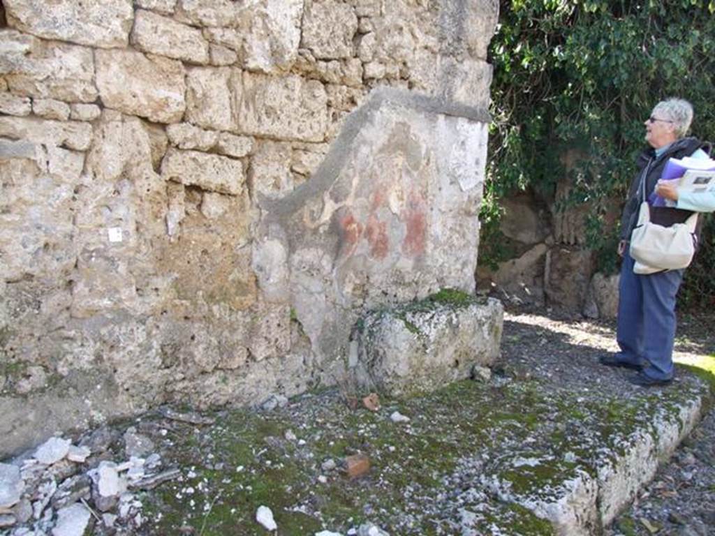 V.3.11 Pompeii. March 2009. Entrance doorway with benches on either side.
Front street wall, with painted red plaster, some of it fallen on the pavement on the west side of Vicolo di Lucrezio Frontone.
The stone benches on either side of the doorway were also covered in red plaster.
These were described as being “so well preserved that one would say they had not been used at all”.
See Notizie degli Scavi di Antichità, 1902, (p.274 and p.369)
