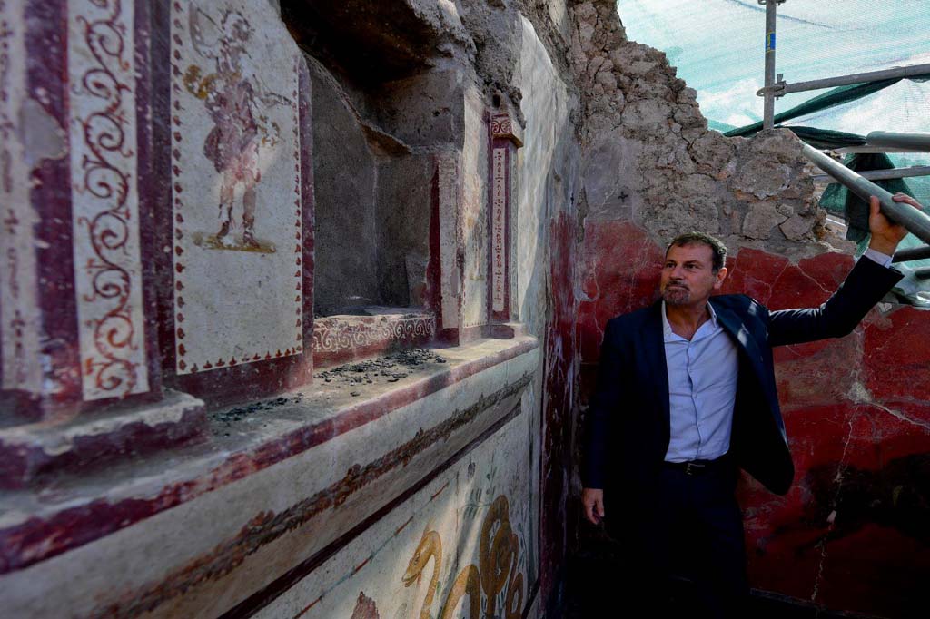 V.3.13 Pompeii. 2018. Room 2a. Lararium. East wall. View of the lararium niche with the Lares.

Parete est. Vista della nicchia del larario con i Lari.

Photograph © Parco Archeologico di Pompei.

