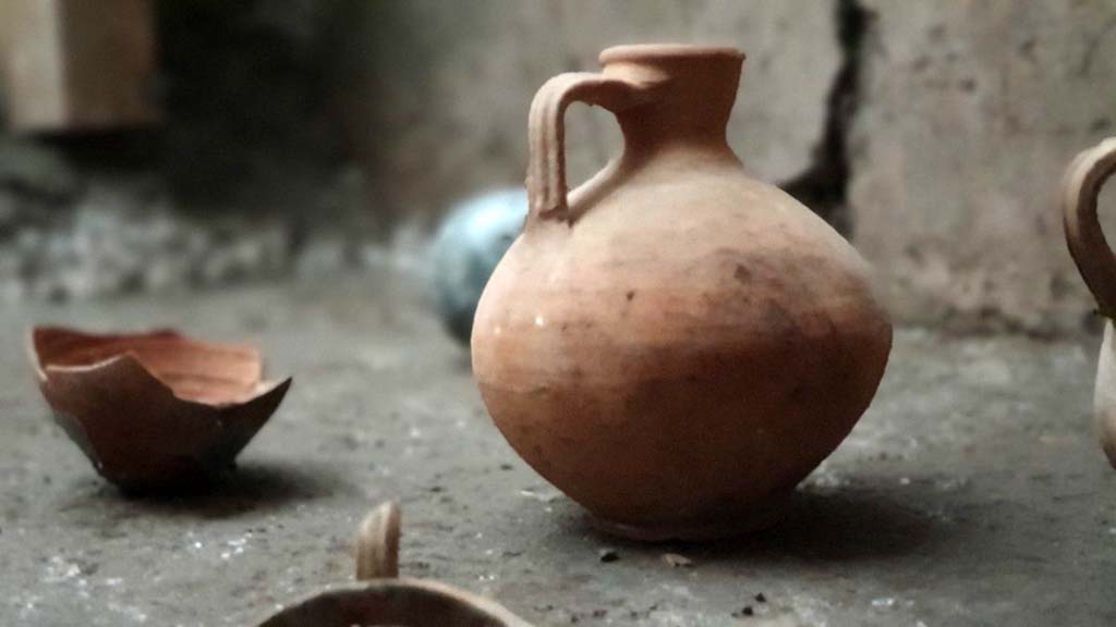 V.3.13 Pompeii. 2022. Room 3b, bedroom.
At the foot of the table were also small jugs and amphorae.
Ai piedi del tavolino, c’erano anche brocchette ed anforette.
Photograph © Parco Archeologico di Pompei.

