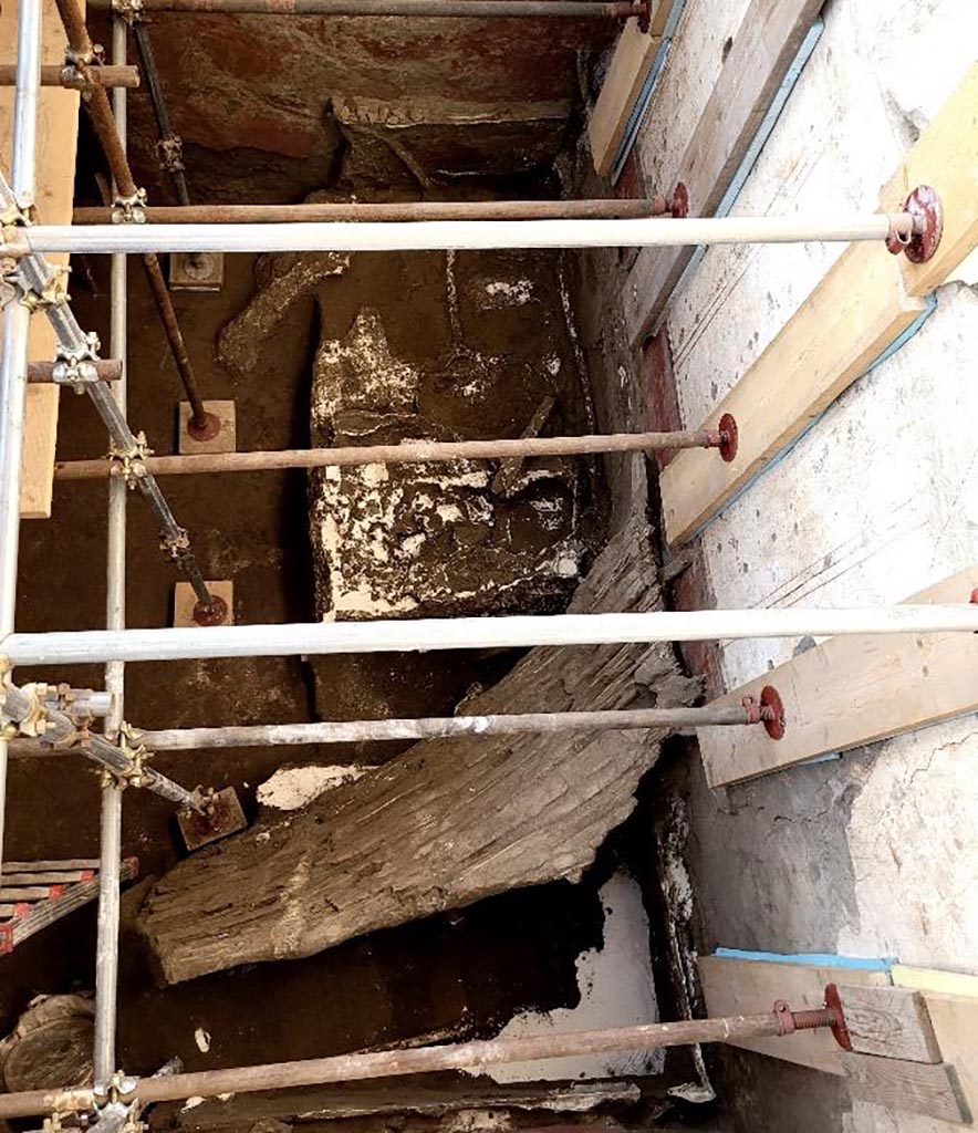 V.3.14 Pompeii. August 2022. Image from above looking down into room 16 with the casts of the two beds and the false ceiling.

Immagine dall’alto dell’ambiente 16 con i calchi dei due letti e del controsoffitto.

Photograph © Parco Archeologico di Pompei.
