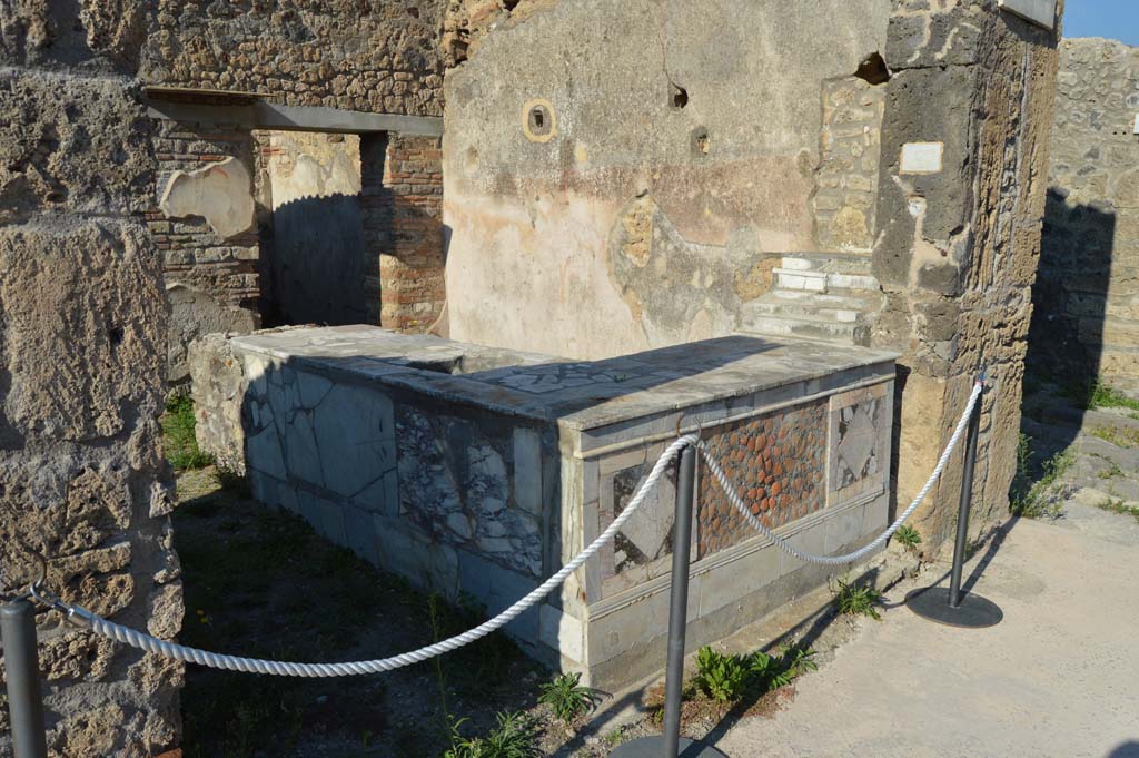 V.4.7 Pompeii, October 2017. Looking north-east from Via di Nola into bar-room.
Foto Taylor Lauritsen, ERC Grant 681269 DÉCOR.
