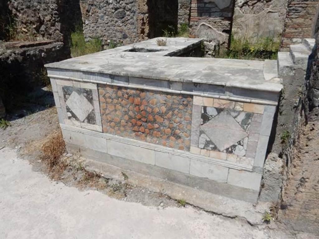 V.4.7 Pompeii. May 2017. Marble counter. Photo courtesy of Buzz Ferebee.