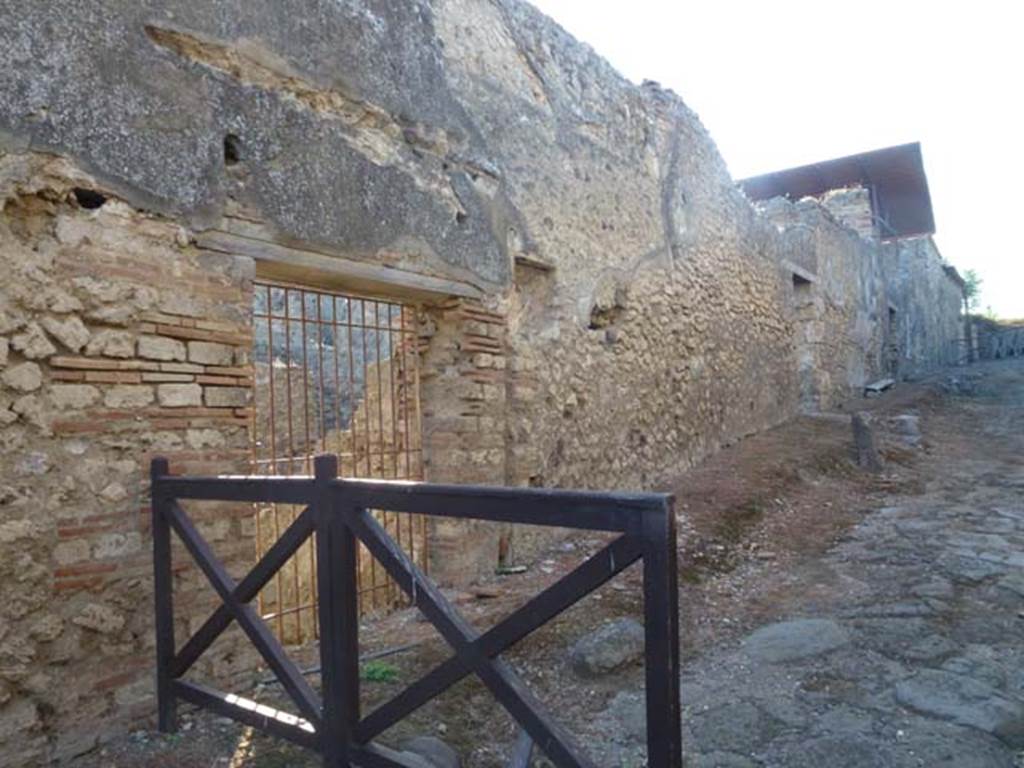 V.4.8 Pompeii. June 2012. Side entrance of V.4.7, on west side of Vicolo dei Gladiatori.
Photo courtesy of Michael Binns.
