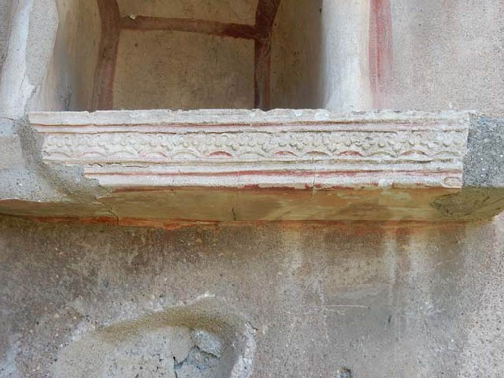 V.4.9 Pompeii. May 2017. Painted stucco on lower edge of lararium niche. Photo courtesy of Buzz Ferebee.